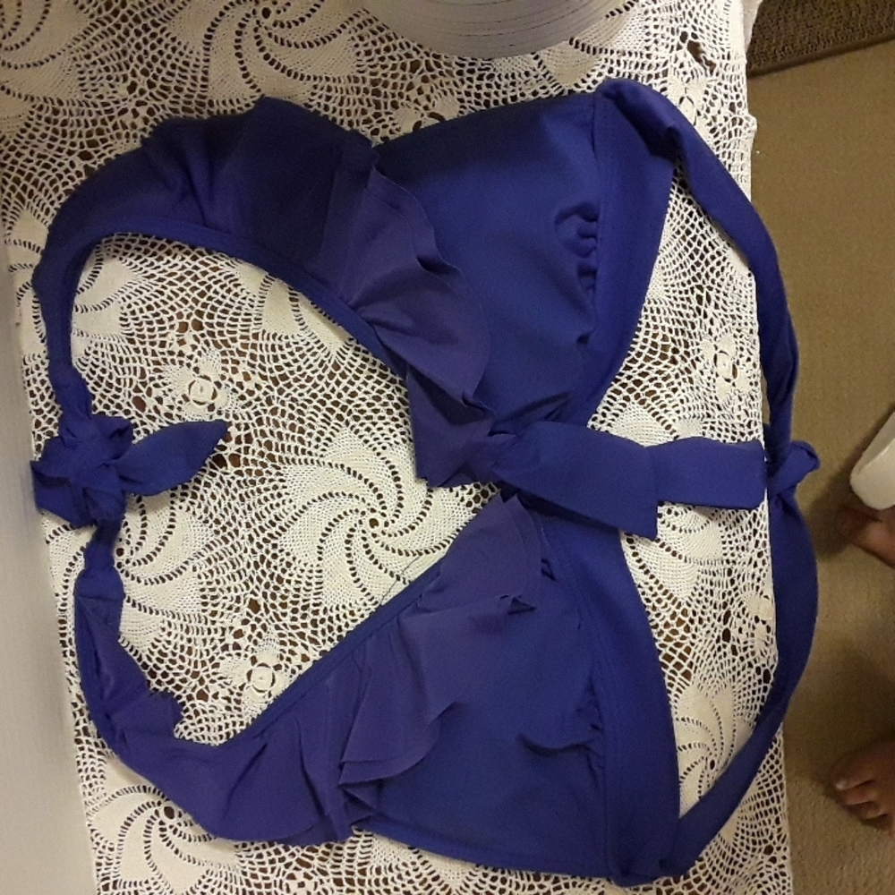 Kenneth Cole Reaction Ruffled Halter Swimsuit Navy Top. Size: Small